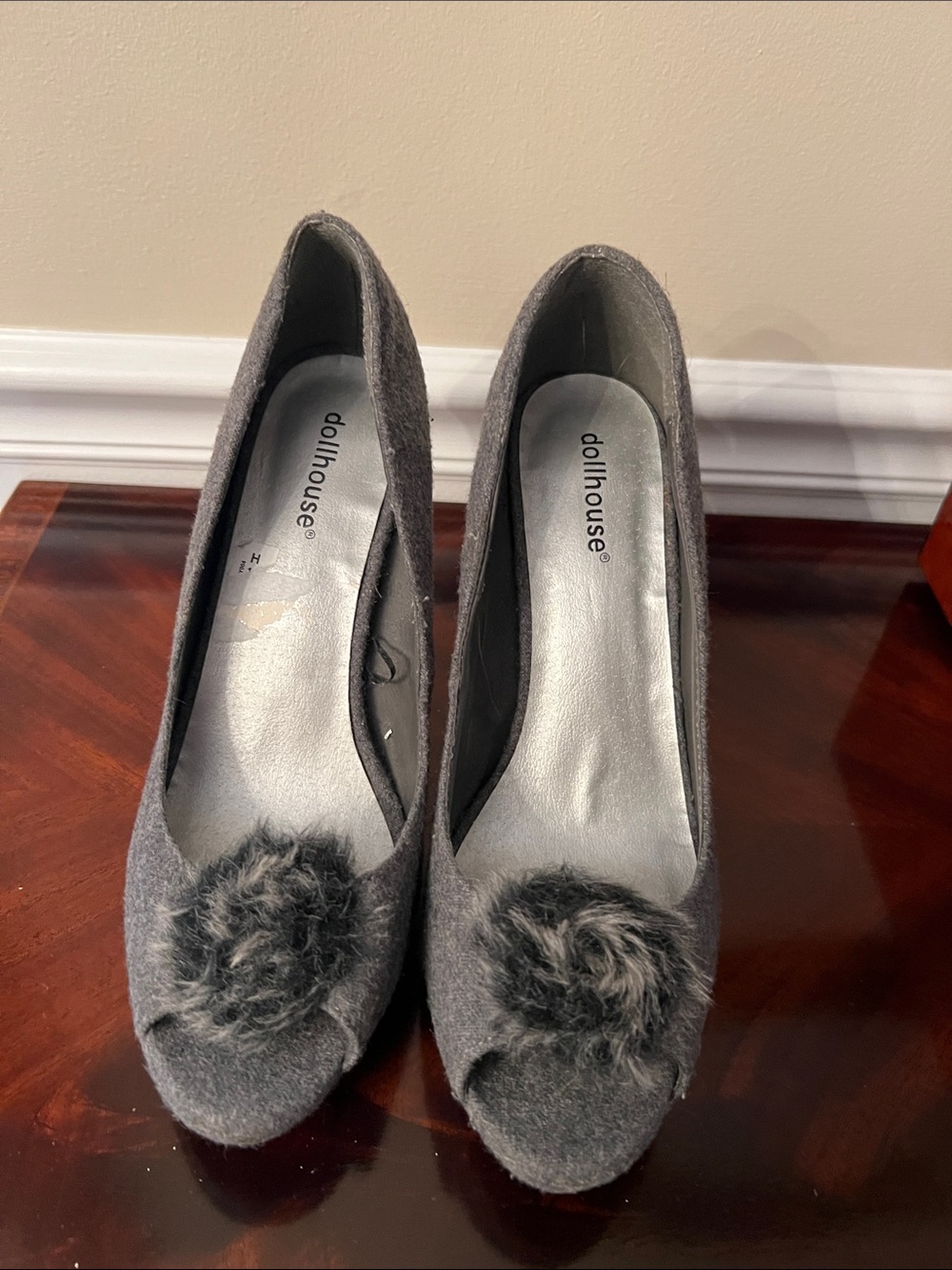Dollhouse Gray Flannel Pom-Pom Women's Pumps 4.5 inch Heel size 8.5M